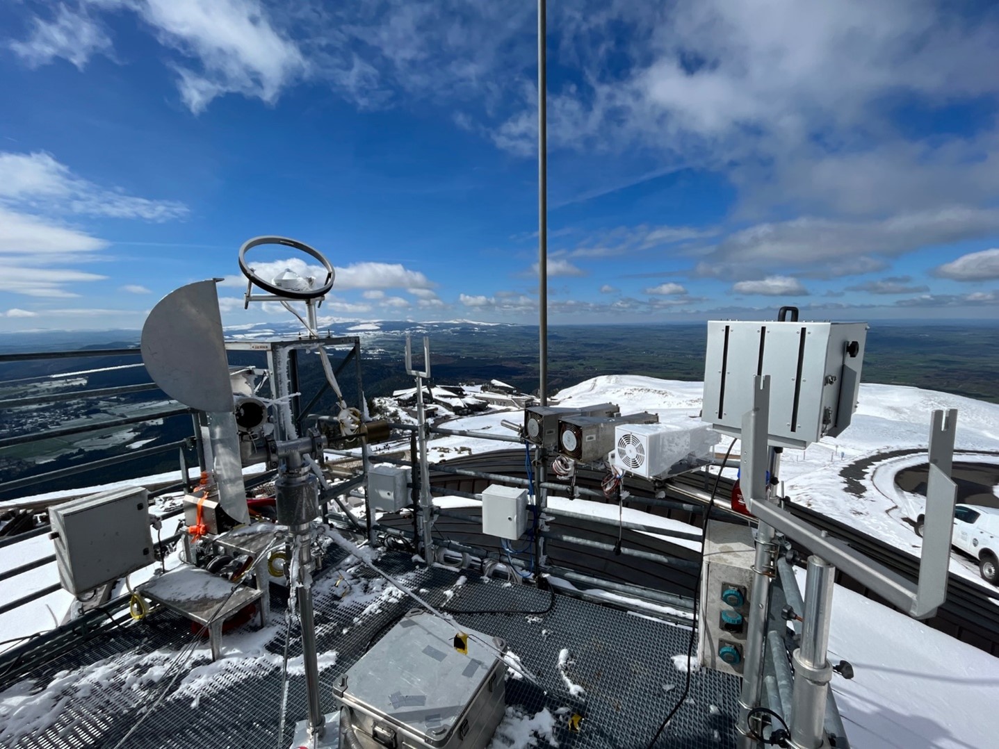 Les collecteurs de nuage dploys pendant ATMOACCESS RACLET: de droite  gauche Boogie (LaMP), trois CASCC (TROPOS) et, au centre, le CWS (TROPOS/ZAMG). Dans le cercle, un des capteurs de rayonnement solaire.