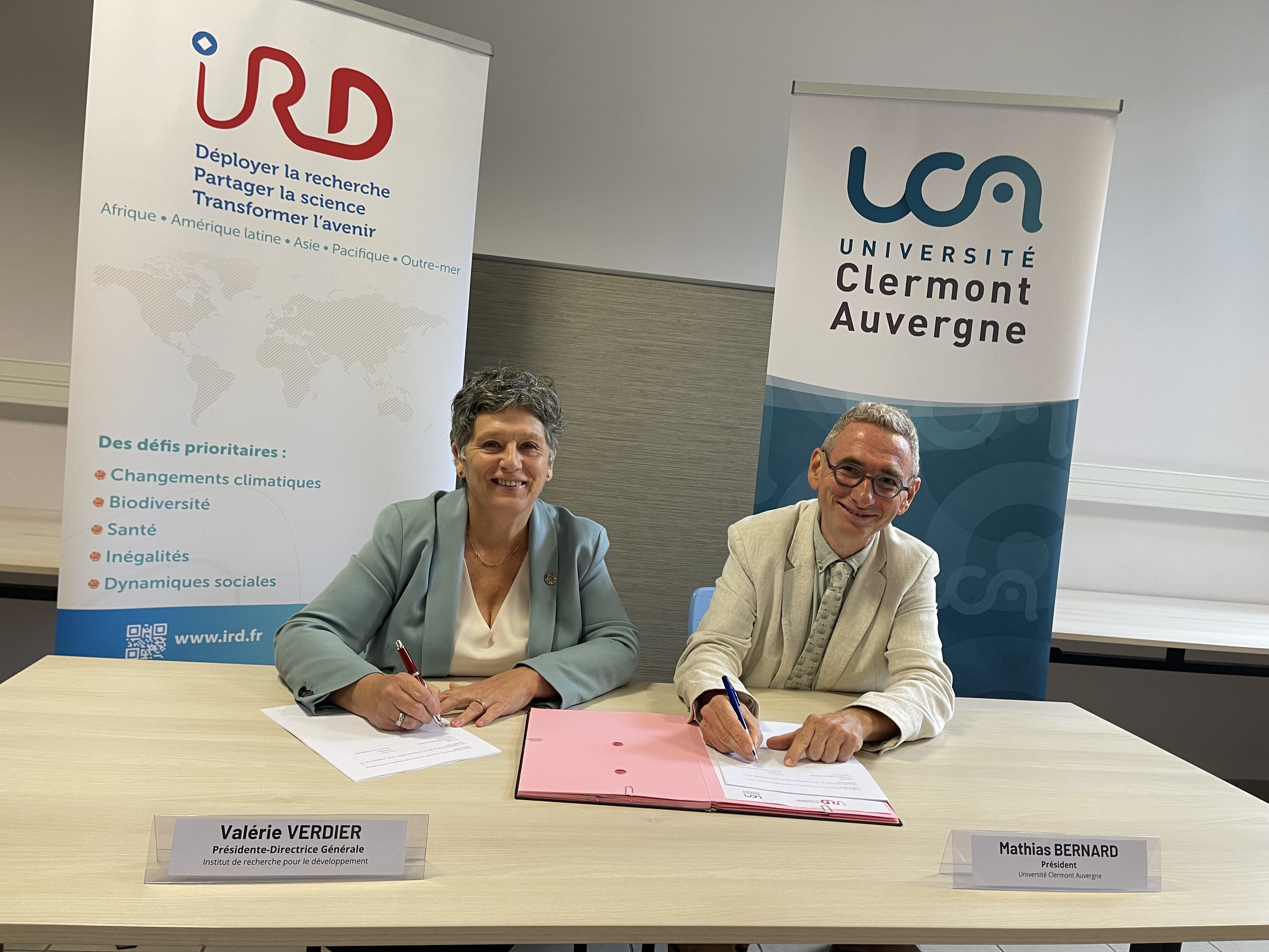 Valrie Verdier et Mathias Bernard signant la convention de partenariat entre IRD et UCA